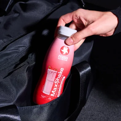 MaxiNutrition MaxShake Protein Milkshake Strawberry 330ml – Flasche in Sporttasche