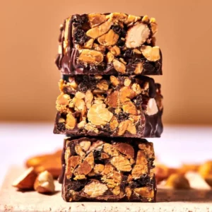 MaxiNutrition Protein Nut Bar Dark Chocolate Peanut 46g – angeschnittener Riegel