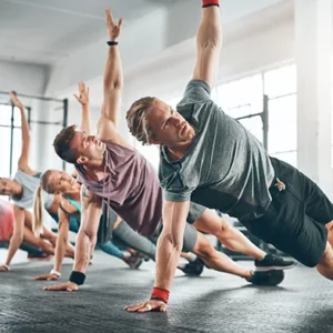 MaxiNutrition MaxWhey – Gruppe beim Fitness-Training in der Halle